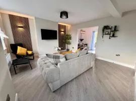 The perfect place 3 Bedroom house with garden and parking