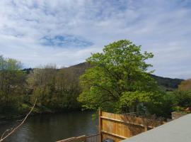 2 bed gem on the riverbank 15 mins from Cardiff centre, apartment in Cardiff