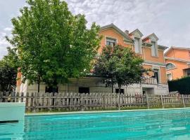 Segunda Planta de chalet con PISCINA con entrada independiente, hótel í Valladolid