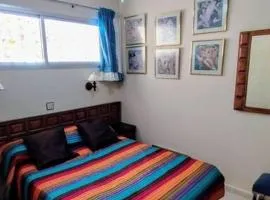 Tranquilo apartamento en San Agustin 1 dormitorio cama doble y salon con sofas camas