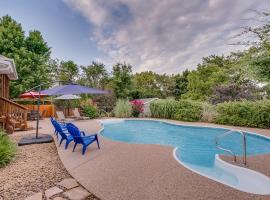 Home with Private Pool & Spa + Near Trails & Lakes, spa-hotelli kohteessa Bella Vista