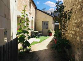 Logement neuf et cosy proche centre ville, hotel em Chinon