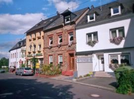 Schönes Ferienhaus in Kövenig mit Terrasse und Grill, ξενοδοχείο σε Kröv