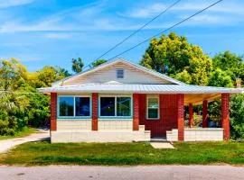 Classy cottage with a washer/dryer, central AC, & fast WiFi - near beaches