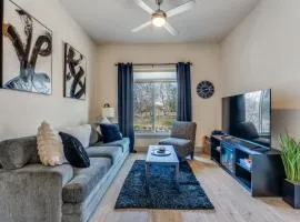Spectacular Condo facing Riverwalk w Free Parking Pet Friendly Centrally Located on Riverwalk