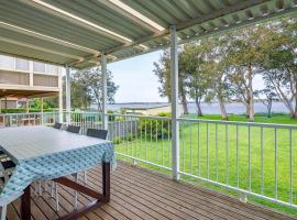 Lake Front Home - Relax & Unwind, hotel in Budgewoi