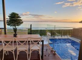 Waterfront Luxury Living & Private Pool Buff Point, holiday home in Budgewoi