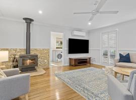 Poets Corner Retreat- Indoor Fireplace, maison de vacances à Bateau Bay