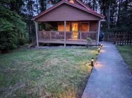 Summersville Lake Rd Cabin - Pet Friendly!, hotel mesra haiwan peliharaan di Mount Nebo