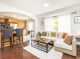 Modern Cozy 4BR Home with Sunny Patio, hytte i Ottawa