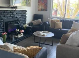 4 bed upper level Kits home, hotell i Vancouver