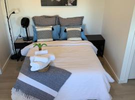 Cosy Secure comfortable for two in Canberra، شقة في Hall