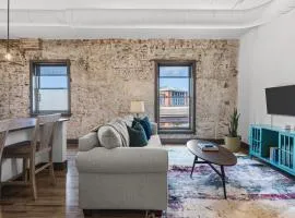 Riverfront Loft - Walk to Arch, Casino, Convention Center