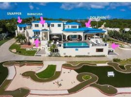 Island Haven Oceanfront Retreat with Infinity Pool, hotel u gradu 'Blowing Point Village'