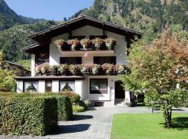 Holiday Home in Salzburg near Ski Area with Balcony, villa en Fusch an der Glocknerstrasse