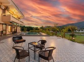 Asante Farms Villa by StayVista - Private Pool Haven with Endless Views & Indoor Fun, hotel v destinaci Sohna