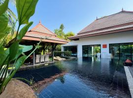 Lovely Tropical Villa short walk from Surin Beach, hotel a Ban Lum Fuang