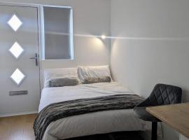 Southend Airport Ground Floor Studio, with parking, huoneisto kohteessa Southend-on-Sea