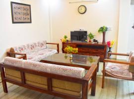 Budget Friendly 3 BHK + Prime Location, hotell i Faridabad