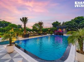 StayVista's Jawa Farm - Outdoor Pool, Vast Lawn & Terrace, hotel in Dhauj