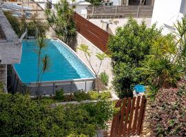 Stylish 4BR Villa - Herzliya Pituah, sumarbústaður í Herzelia 