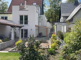 City Wohnung mit Gartenblick und Dachterrasse, икономичен хотел в Верден