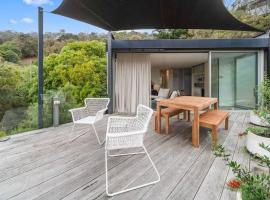 Modern Studio with sweeping views, hotel v destinaci McCrae