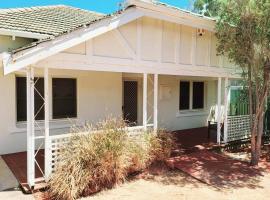 Central to town - Vintage and cosy entire home, husdjursvänligt hotell i Geraldton