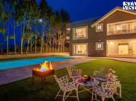 StayVista's Silver Slopes - Mountain-View Villa with Outdoor Pool, Expansive Lawn featuring a Gazebo & Terrace – domek wiejski 