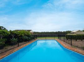 LAGOON HOUSE // POOL // PET FRIENDLY, vacation home in Bellambi