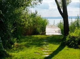 Green Lake House - Private beach at Balaton, proprietate de vacanță aproape de plajă din Balatonakarattya