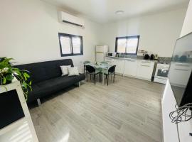 ניסים בערבה, hotel with parking in Idan