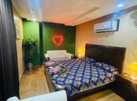 Luxury Private Top Floor Apartment in Heart of Bahria Town, semesterboende i Lahore
