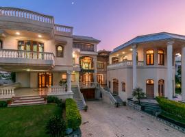 StayVista's Krishnalaya Mansion, featuring an Indoor swimming pool, Jacuzzi, Sauna, Indoor games & A lush lawn for your enjoyment, villa in Jaipur