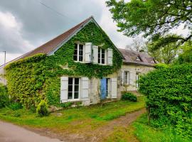 Home - Chastenay - Séjour à Ouanne、Ouanneの駐車場付きホテル