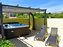 Luxury Rooftop Apartment with Terrace and Jacuzzi
