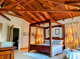 Lakaz Kannell - Room 3 - Luxury Bedroom and Bathroom infinity pool, hotel in Cap Malheureux