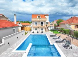 Villa Nada for 10 people with pool & integrated whirlpool, hotel v destinaci Galovac