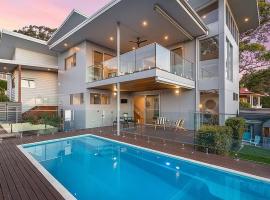 Family Tides - Pool & Ocean Views, holiday home in Corlette