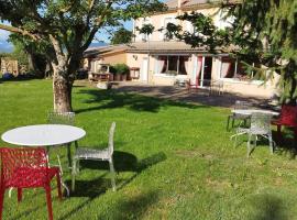 Le Petit Caboulot en pleine nature, hotell med parkeringsplass i Vaumeilh