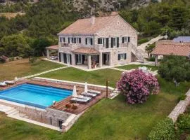 Villa Avola Bol Exclusive Beach Access