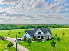 Scenic 120 Acre Farmhouse Retreat - ATV Trails, Golf, and Creek Access, hotel sa Waxahachie