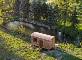 Maringotka na kraji rybníka