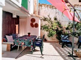 3 bedrooms house with enclosed garden and wifi at El Poyo del Cid, hotell med parkering i El Poyo
