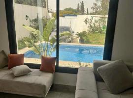 Coquette villa avec piscine، فندق في تونس