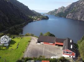 Brufjell Hostel & Parking, nakvynės su pusryčiais namai mieste Flekefjordas