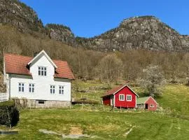4 Bedroom Gorgeous Home In Erfjord