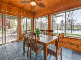 Lake Wissota Home with Private Dock and Fire Pit!, vil·la a Chippewa Falls