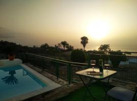 Simpático alojamiento con piscina privada y vistas, hotel em Sauzal