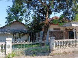 Ben Angler Homestay, homestay in Kademangan